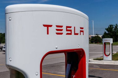 Ft Wayne - Haziran 2018 yaklaşık: Tesla Supercharger istasyonu. Supercharger Model S ve Model X elektrikli araçlar IX hızlı şarj sunar