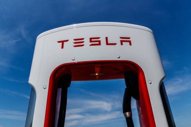 Ft Wayne - Haziran 2018 yaklaşık: Tesla Supercharger istasyonu. Modeli X ve Model S elektrikli araçlar X hızlı şarj Supercharger sunar
