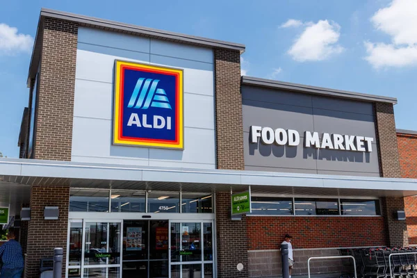 フォート ウェイン 2018 アルディ割引スーパー マーケット アルディは 食料品 農産物 乳製品 割引価格 — ストック写真