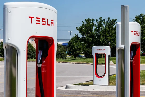 Ft Wayne - Haziran 2018 yaklaşık: Tesla Supercharger istasyonu. Supercharger Model S ve Model X elektrikli araçlar VIII hızlı şarj sunar