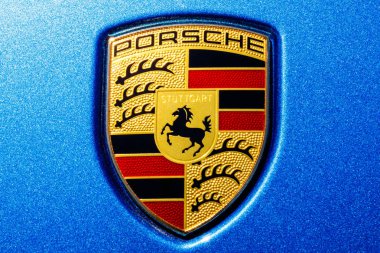 Indianapolis - Temmuz 2018 yaklaşık: Geleneksel Porsche Crest Stuttgart armasının üzerinde yeni Cayenne atı ile. 1950'lerde IV Porsche yarış tarihleri