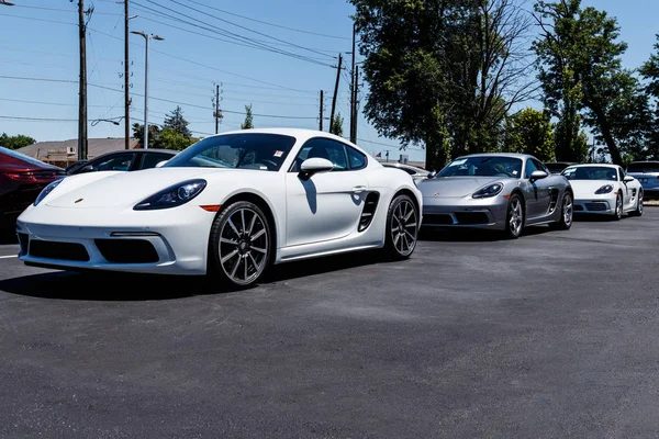 Indianapolis - Temmuz 2018 yaklaşık: Yerel Porsche Bayilik yeni SUV görüntüleme. Porsche yarış 1950'lerde V tarihleri