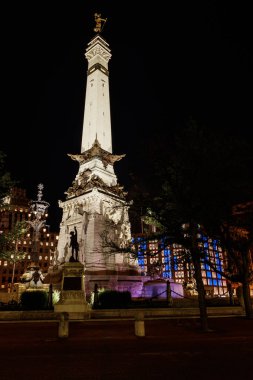 Indianapolis - Temmuz 2018 yaklaşık: Indianapolis Downtown manzarası asker ve denizcilerin anıt Daire III adlı ile gece