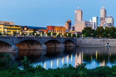 Indianapolis - Temmuz 2018 yaklaşık: Downtown Indianapolis manzarası Indy yerlerinden Salesforce Kulesi, Ncaa Şampiyonlar Hall ve Oneamerica Tower II ile gün batımında