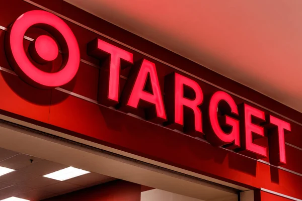 Indianápolis Circa Julio 2018 Target Retail Store Objetivo Vende Artículos — Foto de Stock