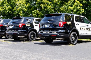 Noblesville - Temmuz 2018 yaklaşık: II istasyonunda yapılan aramalarda bekleyen yeni polis arabaları