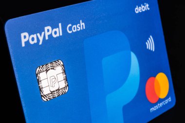 Indianapolis - Temmuz 2018 yaklaşık: Paypal banka nakit kartı Mastercard logolu. PayPal online ve mobil işlemleri II sağlayan bir dijital ödeme platformu sunar