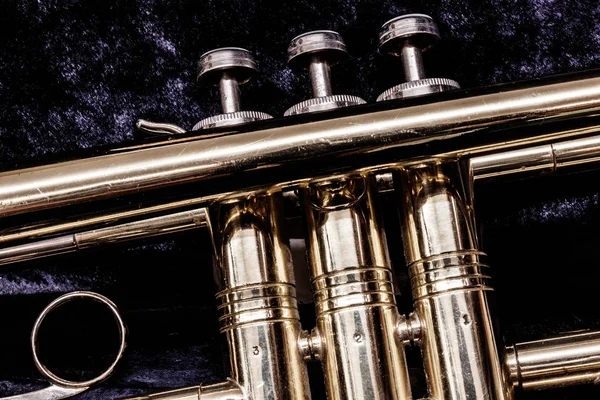 Válvulas Trompete Closeup Contra Fundo Feltro Roxo — Fotografia de Stock