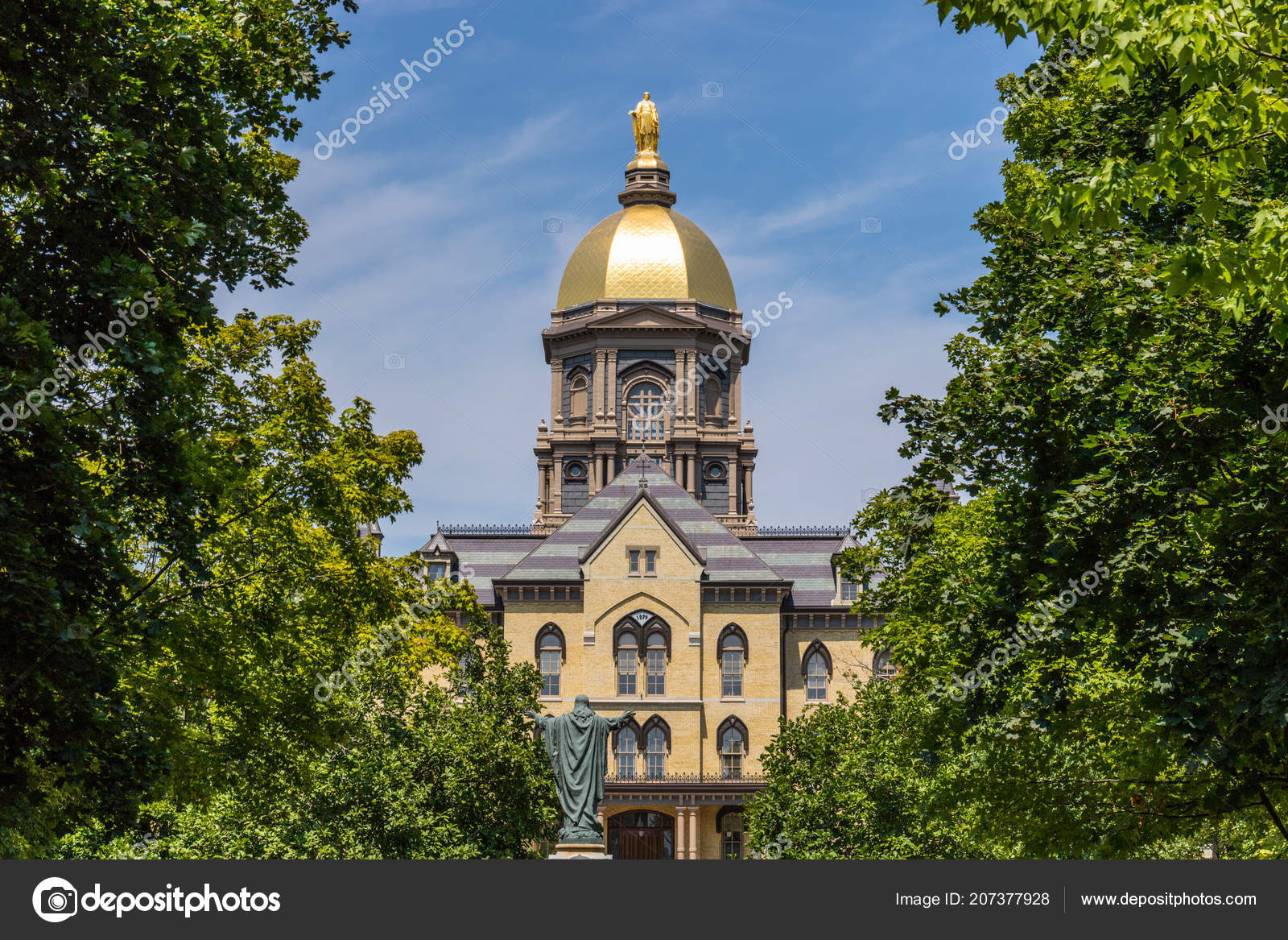 Notre Dame Circa Agosto 2018 María Está Alto Cúpula Dorada — Foto editorial  de stock #207377928 ©jetcityimage2, image size:1600x1167