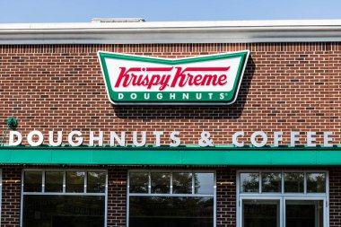Mishawaka - Yaklaşık Ağustos 2018: Krispy Kreme Tabela ve Logo. Krispy Kreme onların çörek ler için sadık bir takipçisi vardır Ben
