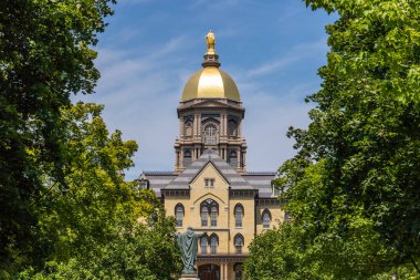 Notre Dame - yaklaşık Ağustos 2018: Mary standları University of Notre Dame ana yönetim binası IV altın kubbesi üstüne
