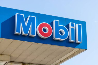 Mishawaka - Yaklaşık Ağustos 2018: Mobil Benzin İstasyonu Tabela. Mobil Xom Iii olarak Ticareti Exxonmobil olmak için Exxon ile Birleşti