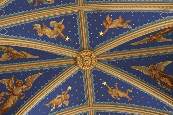 ノートルダム Circa 2018 ノートルダムIi大学の聖心の聖なる聖堂の青いネーブとフライングバットレス — ストック写真