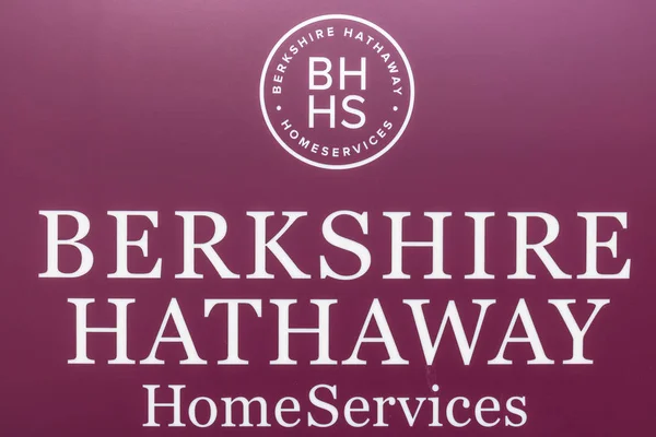 ミシャワカ サーカ8月2018 バークシャーハサウェイホームサービスサイン ホームサービスはバークシャー ハサウェイ エナジーIの子会社です — ストック写真