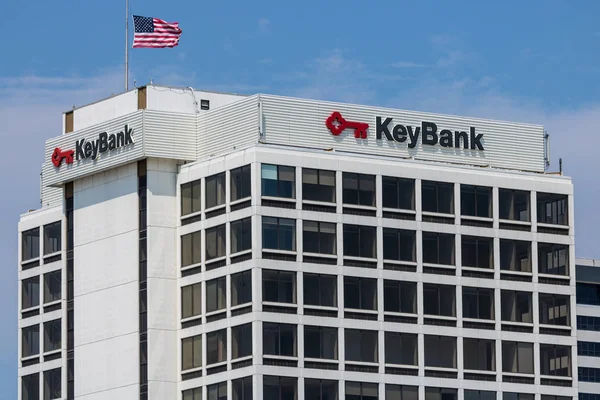 South Bend Circa August 2018 Keybank Plaza Downtown American Flag — Stock Photo, Image