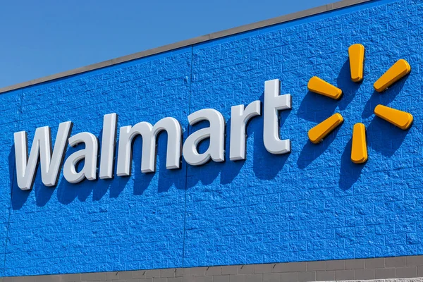 Mishawaka Circa Agosto 2018 Walmart Retail Location Walmart Está Impulsionando Imagem De Stock