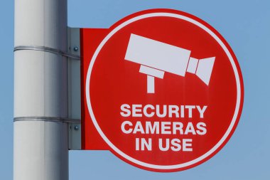 Kırmızı güvenlik kamera kullanımda işaret gri yazı ve güneşli mavi gökyüzü arka plan ben