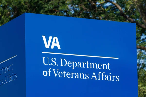 Fort Wayne - yaklaşık Ağustos 2018: Tabela ve logosu US Department of Veterans Affairs Dergisi. Va sağlık hizmetleri askeri Gaziler III sağlar.