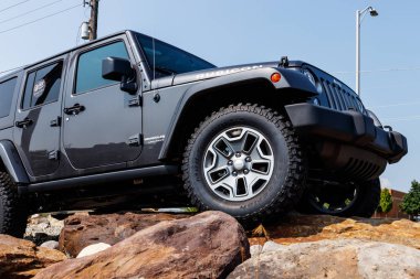 Noblesville - yaklaşık Ağustos 2018: Jeep Wrangler bir Chrysler Jeep Bayilik ekranda. Chrysler, Dodge, Jeep, Ram, Mopar ve Srt XI Fca iştirakleri olan