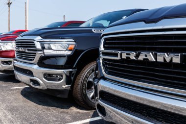Noblesville - yaklaşık Ağustos 2018: Ram 1500 pikap kamyonlar Dodge galerisinde. Ram 1500 pikap sürekli bir en çok satan ABD VI kamyonda olduğunu