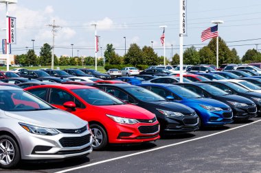Noblesville - yaklaşık Ağustos 2018: Chevrolet otomobil Bayilik Amerikan bayrağı ile. Bir bölümü General Motors Chevy değil
