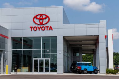 Balıkçılar - yaklaşık Ağustos 2018: Toyota otomobil ve Suv Logo ve tabela. Toyota gelir VI tarafından dünyanın beşinci en büyük şirketidir