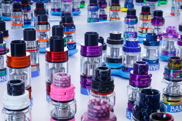 Indianápolis Circa Agosto 2018 Cartuchos Vapor Coloridos Una Tienda Vapeo — Foto de Stock