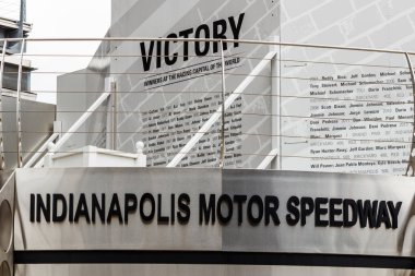 Indianapolis - Eylül 2018 yaklaşık: Zafer Indianapolis Motor Speedway Circle'da. IMS IndyCar Indy 500 ev ve Nascar Kupası Brickyard 400 otomatik yarış olduğunu 