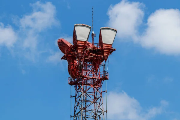 Torre Ricezione Trasmissione Microonde Con Segnale Wireless Telecomunicazioni — Foto Stock