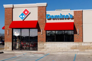 Indianapolis - Ocak 2019 yaklaşık: Domino's Pizza Carryout restoran. Dominos sürekli bir beş üst şirketlerin online işlemler açısından ben olduğunu