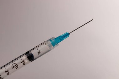 Bir şırınga iğnesi şırınga görünümünü kapatın. Uyuşturucu ve eroin aşırı doz III son yıllarda fırlamıştır