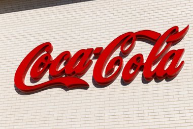 Indianapolis - Ocak 2019 yaklaşık: Coca-Cola şişeleme. İki yeni akıllı su ürünleri - akıllı su antioksidan ve akıllı su alkalin III Coke debuting