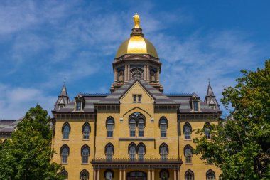Notre Dame - yaklaşık Ağustos 2018: Mary standları University of Notre Dame ana yönetim binası V altın kubbesi üstüne