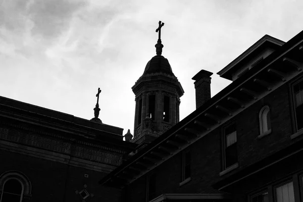 十字架と鐘と教会のシルエット タワー — ストック写真