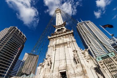 Indianapolis - yaklaşık Ocak 2019: Asker ve denizcilerin Noel ve holiday lights III ile kaplı anıt anıt daireyle merkezden