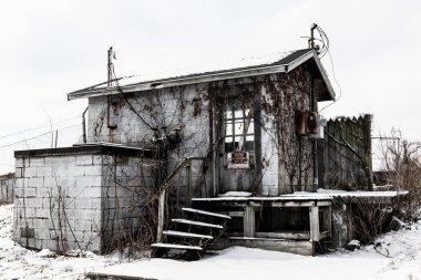Terk edilmiş kar kaplı elektrik shack - yıpranmış, kırık ve unuttum ben