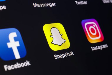 Indianapolis - Şubat 2019 yaklaşık: Sosyal medya logoları ile Snapchat odak ve Facebook ve Instagram sığ derinlik-in tarla ben