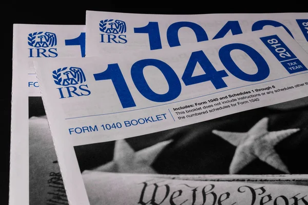 Indianapolis - Circa Marzo 2019: Nuovo IRS 1040 Moduli fiscali. I nuovi 1040 formulari sono semplificati rispetto agli anni precedenti IV — Foto Stock