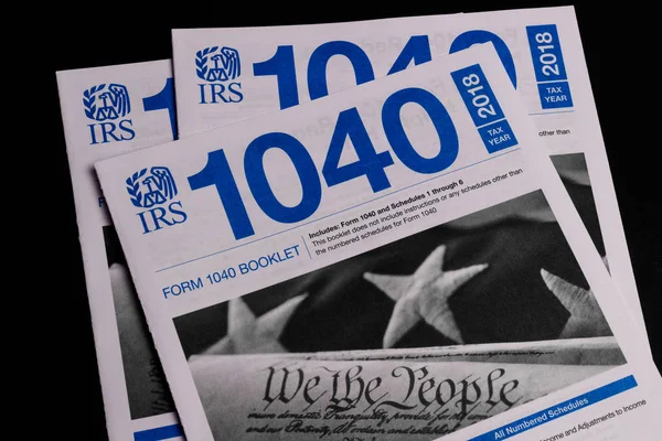 Indianapolis - Circa Marzo 2019: Nuovo IRS 1040 Moduli fiscali. I nuovi 1040 formulari sono semplificati rispetto agli anni precedenti III — Foto Stock