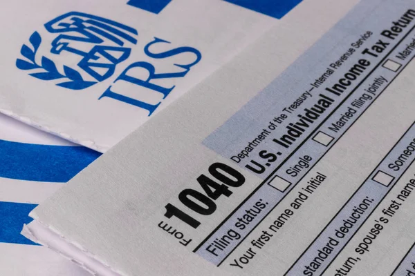Indianapolis - około marca 2019: Formularze podatkowe nowe Irs 1040. Nowych form 1040 są uproszczone w stosunku do lat ubiegłych Vi — Zdjęcie stockowe