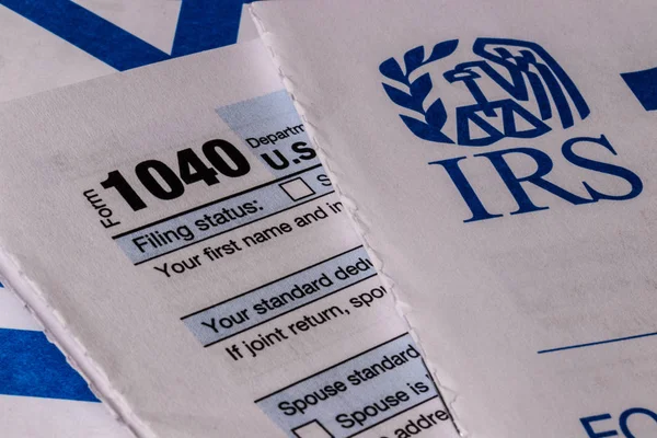 Indianapolis - Circa Marzo 2019: Nuovo IRS 1040 Moduli fiscali. I nuovi 1040 formulari sono semplificati rispetto agli anni precedenti VII — Foto Stock