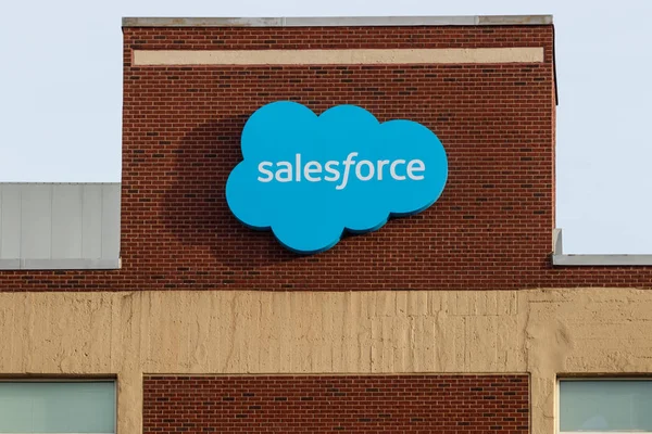 Indianapolis: Circa mars 2019: exteriör av Salesforce byggnaden. Salesforce avser att fortsätta sina investeringar i integrerade programvara, kunddata och SMB jag — Stockfoto
