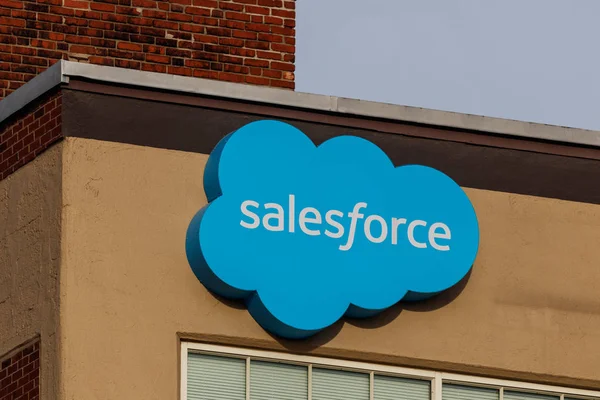 Indianapolis: Circa maaliskuu 2019: Ulkopuolella Salesforce rakennuksen. Salesforce aikoo jatkaa investointeja integraatio-ohjelmistoihin, asiakastietoihin ja pk-yrityksiin II — kuvapankkivalokuva