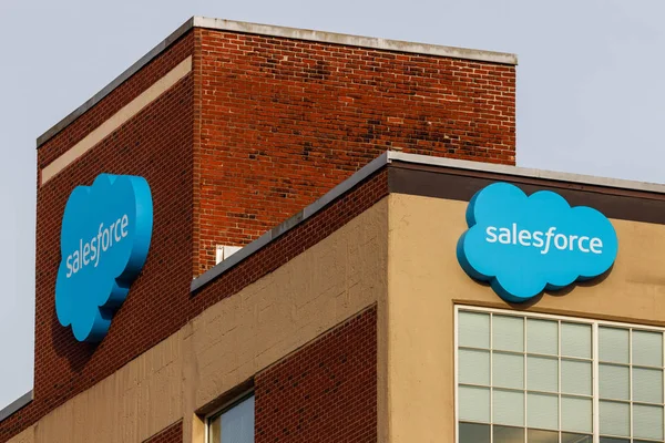 Indianapolis: Circa March 2019: Exterior do edifício Salesforce. A Salesforce pretende continuar seu investimento em software de integração, dados de clientes e SMBs III — Fotografia de Stock