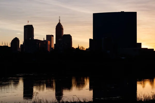 Indianapolis: Cca březnu 2019: Sunrise silueta Indy centru Panorama Salesforce, Keybank, Oneamerica věže a Jw Marriott Vi — Stock fotografie