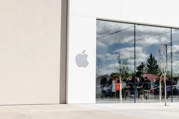 Indianapolis - Circa March 2019: Apple Store Retail Mall Location (dalam bahasa Inggris). Apple menjual dan melayani iPhone, iPad, iMac dan Macintosh komputer II — Stok Foto