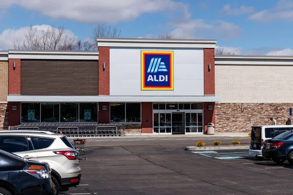 Indianápolis - Circa marzo 2019: Aldi Supermercado Descuento. Aldi vende una gama de artículos de alimentación, incluyendo productos, carne y lácteos, a precios de descuento I — Foto de Stock
