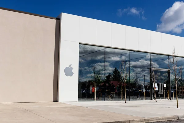 Indianapolis - Circa March 2019: Apple Store Retail Mall Location (dalam bahasa Inggris). Apple menjual dan melayani iPhone, iPad, iMac dan Macintosh komputer I — Stok Foto