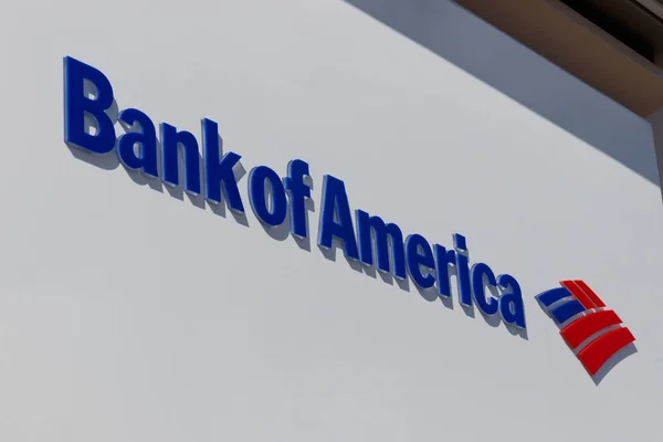 Indianápolis - Circa Marzo 2019: Bank of America Bank and Loan ATM. Bank of America es una Corporación Bancaria y de Servicios Financieros I — Foto de Stock