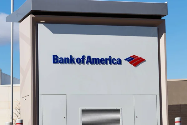 Indianapolis - Sekitar Maret 2019: Bank of America Bank and Loan ATM. Bank of America adalah sebuah perusahaan perbankan dan jasa keuangan II — Stok Foto